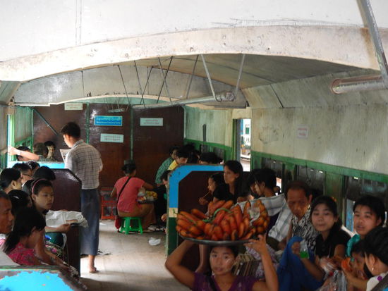 Zugfahrt in Yangon ... hier gibt rote Bananen!!