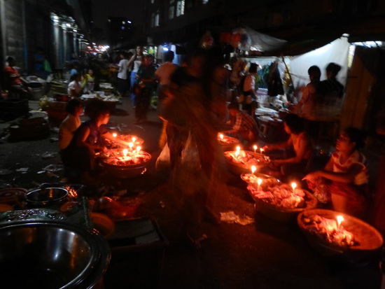 Nachtmarkt in Yangon- Die Kerzen ins Fleisch und in den Fisch am Boden reingesteckt- fertig!! Und da frag ich mich noch warum ich hier vegetarier bin... Yammi
Kommt und Kauft!