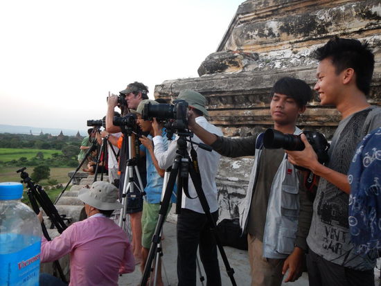 .. Auf der Mauer auf der Lauer.. (Bagan)