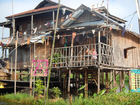 Typisches Haus, auf Stelzen im See gebaut!! (Inle)