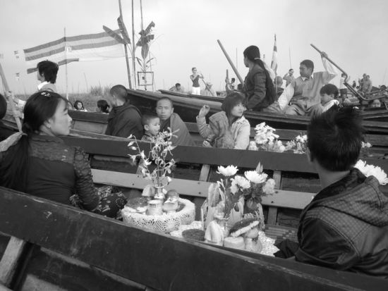 Ziemlich eng als sich alle in den Kanal quetschten... Die Einheimischen hatten viele Blumen und Obst als Gaben fuer Buddha dabei. (Inle)