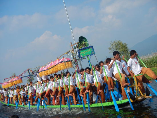 Die Ein- Bein- Rudertechnik am Inle- See 
(Inle)
