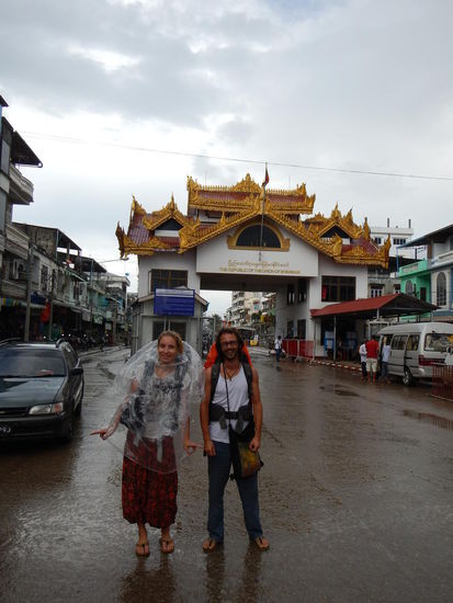 Grenzuebergang Friendshipbridge. Man kann schon fast nach Thailand sehn... (noch Chiang Khong)