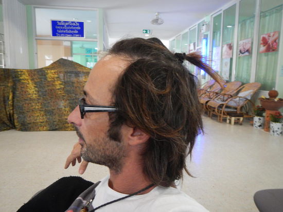 Ich hab die Haare schoen... Lenzy s erste "Ling Ling" Frisur 
(Busstation Chiang Mai)