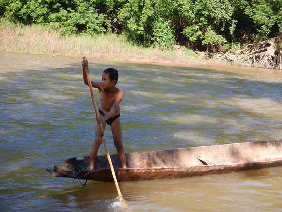 Unser Faehrmann ueber den Fluss im Dschungel (L. Nth.)