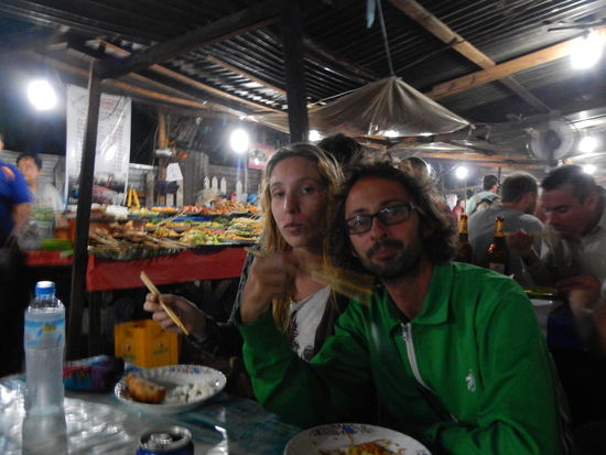 Mit den Staebchen zu essn ist jetzt auch schon a bissl leichter- tzz was heisst da a bissl?? VOLL EASY 
(Nachtmarkt Luang Prabang)