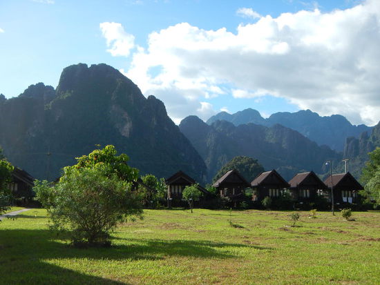 Der vierte Bungalow von rechts ist unsrer!!!! 
(Vang Vieng)