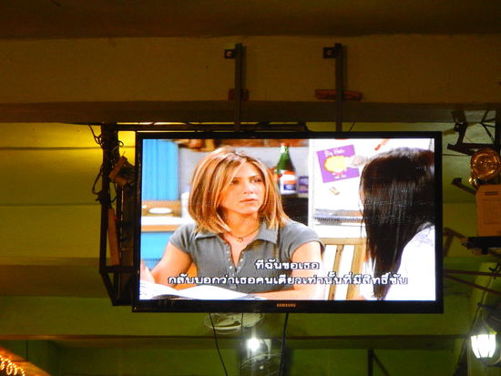 Hier werden permanent und in der richtigen Reihenfolge und mit voller Lautstaerke alle Friends- Folgen runtergerattert. 
Hier sind wir bei der Folge "Rachel ist schwanger.."  War echt nice
(Vang Vieng)