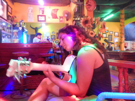 Abends in der "Fullmoon Bar" gemuetlich beisammensitzen (Vang Vieng)