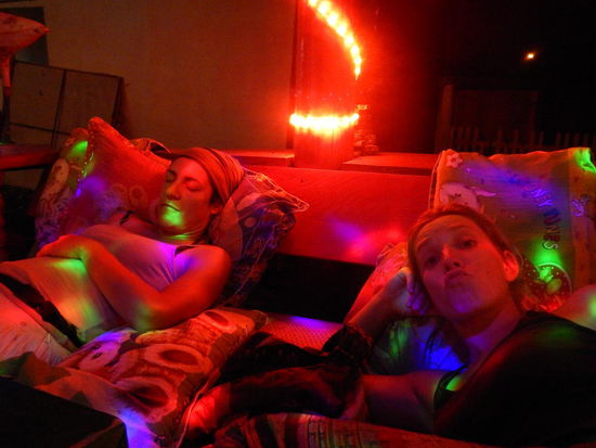 Alle Bars sind hier mit gepolsterten Liegebetten ausgestattet- besser als Stuehle und perfekt zum relaxen 
(Vang Vieng)