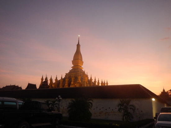 Die That Luang Pagode im Abendrot (Vientaine)