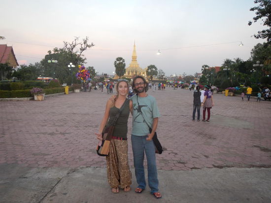 Wir und die beruehmteste Pagode von Laos 
(ein bisschen Kultur muss sein...)
Vientaine