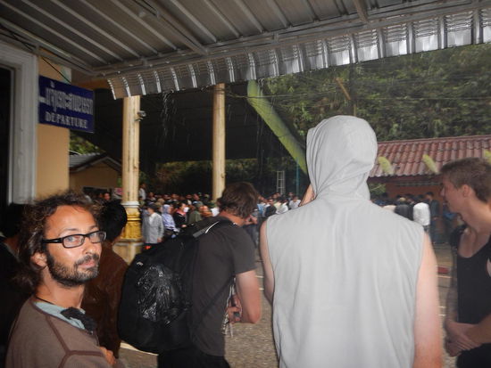 6 Uhr Frueh, wiedermal Regen- warten auf die Einreiseerlaubnis nach Vietnam...
