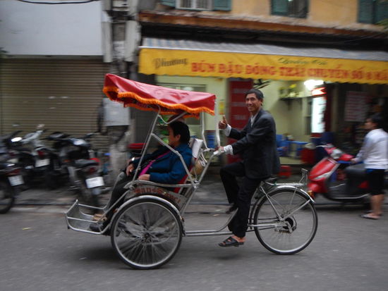 Die laestigen Rikscha- fahrer... aber immer am grinsen (Hanoi)