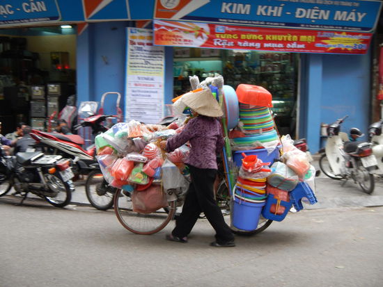 Alle fahrbaren Untersaetze sind hier voelligst ueberladen!!! Ob mit Plastik- krims krams...