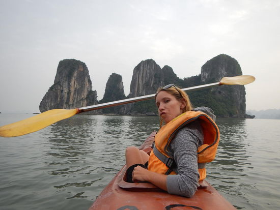 Lenas Paddel ist groesser als die Insel!!
(Ha Long Bay)