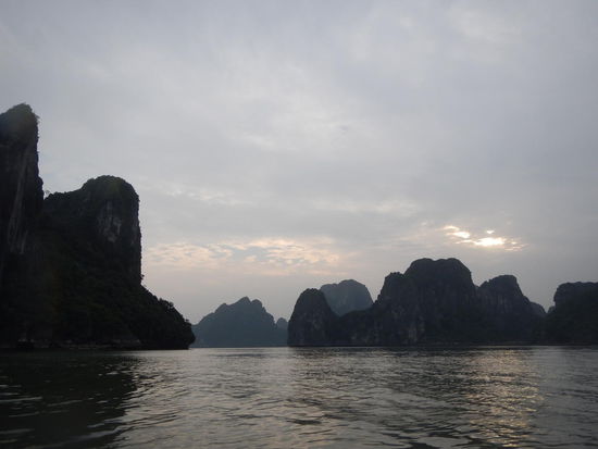 Sonnenuntergang (Hinter den Wolken) 
(Ha Long Bay)