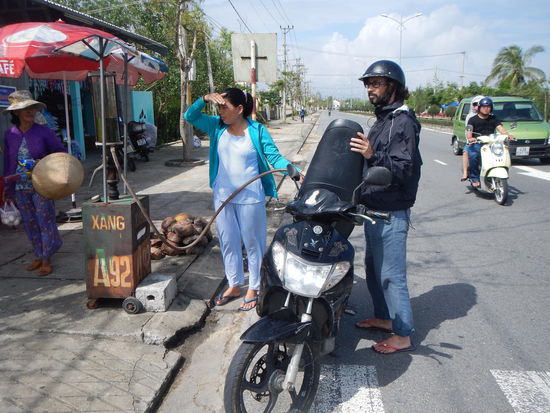 Zum Glueck reicht der Sprit (wenn man den Roller bekommt) meistens bis zur naechsten Tankstelle   (Hoian)
