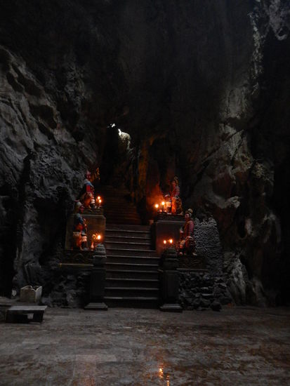 Die groesste der Hoehlen in den Marble Mountains. Sah schon ziemlich.. gross aus. (Hoian)