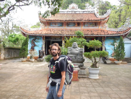 Wiedermal ein kleiner Tempel- Lenzys Begeisterung schwappt ueber...
(Hoian)