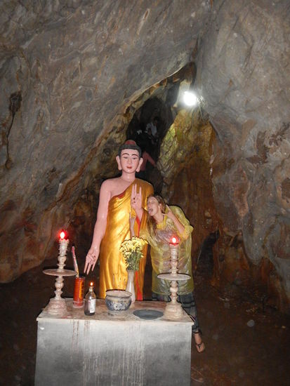 Bhuddas in jeder Hoehle
(Hoian)