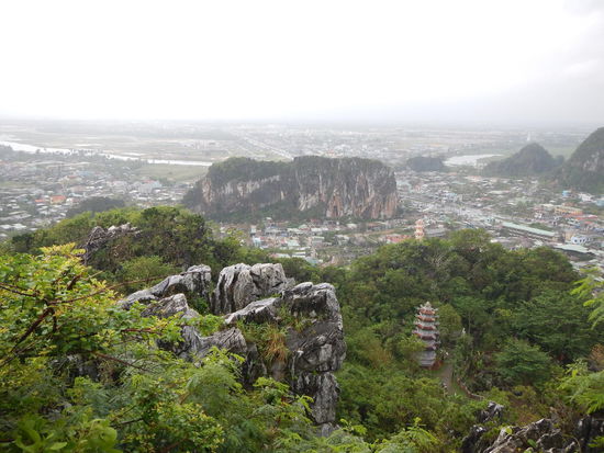Leider keine gute Sicht auf das kleine Marmor- Dorf da unten. Dort wird nur geschliffen, gehaemmert und bebohrt...
(Hoian)