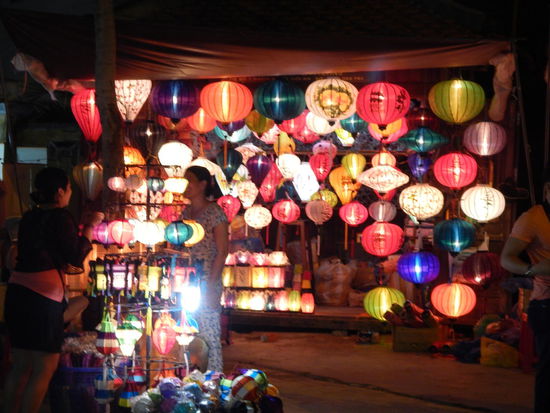 Nachts haengt die ganze Stadt voller leuchtender Lampions und verleiht ihr einen zauberhaften Flair (Hoian)
