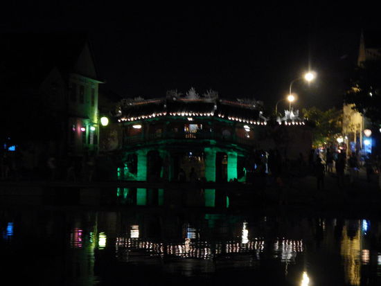 Die Japanische Bruecke sieht auch viel schoener aus wenns dunkel ist, dann sieht man wenigstens die Menschenmassen nicht...
(Hoian)