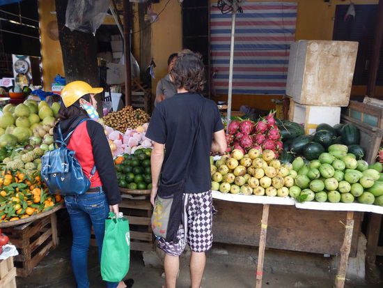 Lenzy am Markt. Er ist suechtig nach "Handeln". (Links die Baby- Manderinen sind oberlecker!!!)
(Hoian)