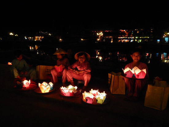Die Kinder verkaufen am Flussufer Windlichter, die dann den Fluss hinuntertreiben. Alles leuchtet...
(Hoian)
