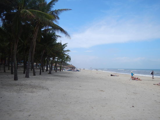 Zum Cuai Dai- Beach sind wir erst mit dem Roller und dann nochmal mit dem Radl gefahrn... das hat sich rentiert!!! Laestige Strandverkaeuferinnen aber sonst sehr nice!!
(Hoian)
