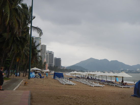 Mit Vietnams "schoenstem" Stadtstrand, nur leider umkreist von Wolkenkratzern, Schirmen, Liegen und Russen..