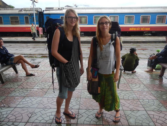 Flucht aus Na Trang und mit Marion auf den Zug warten... der uns nach Ca Na in den Sueden bringen soll. (Na Trang)