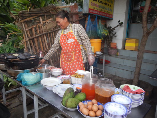 "Toi an chai" (ich bin vegetarier) hat hier leider nix gebracht... Die Lena ging diesmal beim Streetfood (Seafood) leider leer aus.. 
(Mui ne)