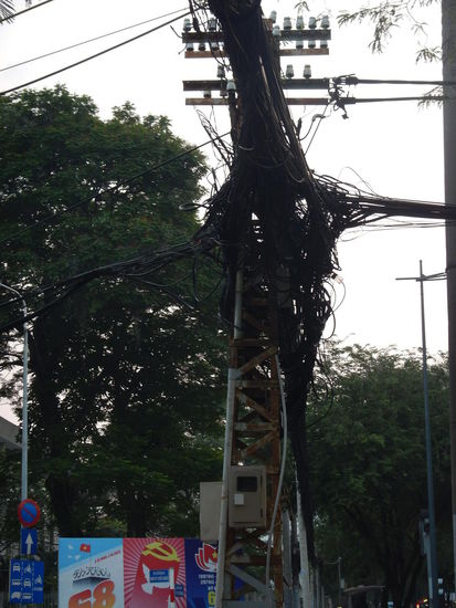 Typisches Kabelwirrwarr- ein Wahrzeichen von Vietnam 
(HCMC)