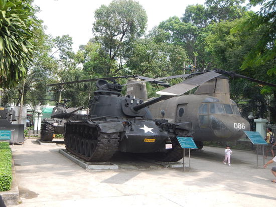 Vor dem "War Remnants Museum" welches den Vietnamkrieg aus der Sicht der Vietnamesen zeigt.
(HCMC)