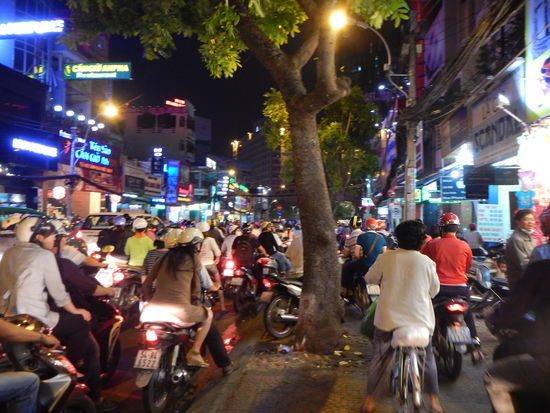Es gibt nicht eine Strasse und einen Gehweg,.. es gibt nur eine Strasse!!! Aber dafuer duerfen die Fussgaenger auch immer ueber die Strasse gehn!!
(HCMC)
