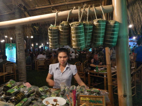 "Taste around the world- festival", mitten im Zentrum von Saigon im Stadtpark, super essen, viele Leute!!! Diese Dame verkauft Banane in Reis- wenn man so ein Paeckchen aufschneidet (wie eine Wurst) kann man Buchstaben darin lesen...
(HCMC)