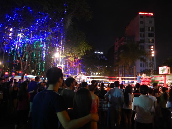 Kickboxen mit Weihnachtsbeleuchtung 
(HCMC)
