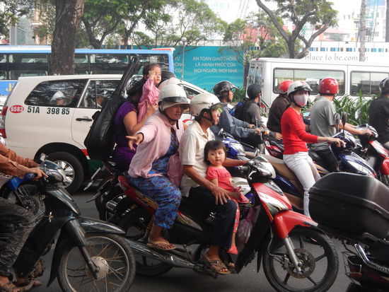 Autos sind in Vietnam zu teuer, darum wird eben auch alles und noch viel mehr auf den Motorrollern transportiert!! No rules 
(HCMC)