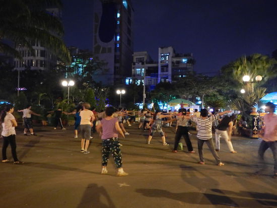 Ob Morgens oder Nachts- immer wird hier trainiert, Aerobic gemacht oder Federball gespielt.. Dehr sportliche Leut halt!!! Im Gegendatz zu uns .. (HCMC)