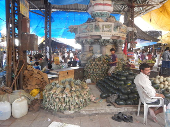 Riesige Markthallen voller Obst, Gewuerzen... Mumbai