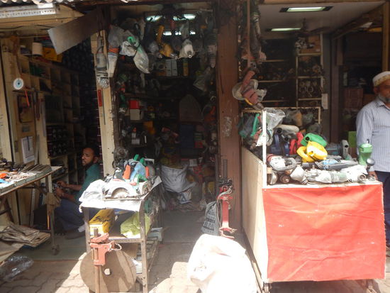 Am Markt ist jeder Stand 1 qm gross und pumpvoll (Mumbai)