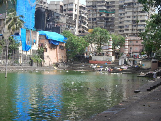 Banganga Tank "Heiliges Wasser" in Mumbai
Hier leben die gluecklichsten Fische, denn sie duerfen nicht gefangen werden! Blubb