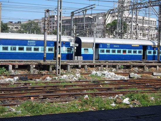 Die S- Klasse (Mumbai)
Ihr seht, in Indien gibt es "No rules" wie der Muell zeigt