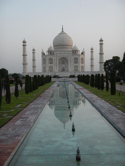 Mitunter die Ersten am Taj Mahal  sehr friedlich 
Agra