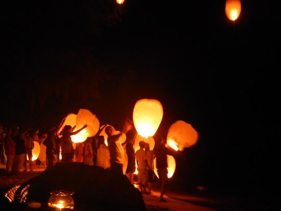 Feuerballons am Strand..