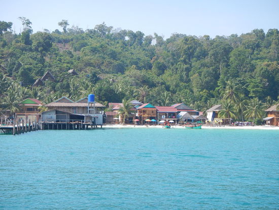 Nach einenhalb Stunden Bootsfahrt kommen wir schon zur naechsten Insel... Hallo Koh Rong!!