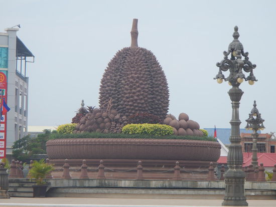 Durian- Statue in der Stadt. Das ist die "Stinkefrucht" und in vielen Geschaeften, oeffentlichen Orten ist es verboten sie zu essen (weil sie eben so stinkt!!)- Kampot