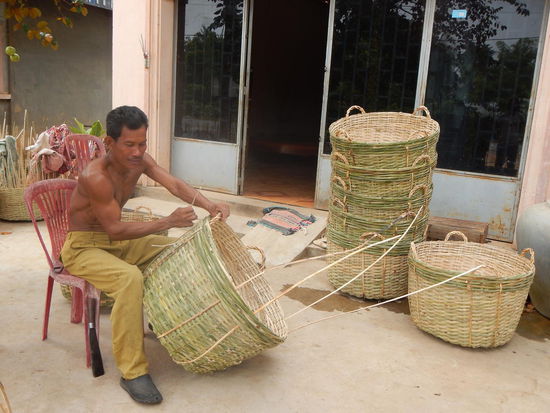 Korbflechter an der Strasse
(Kampot)
